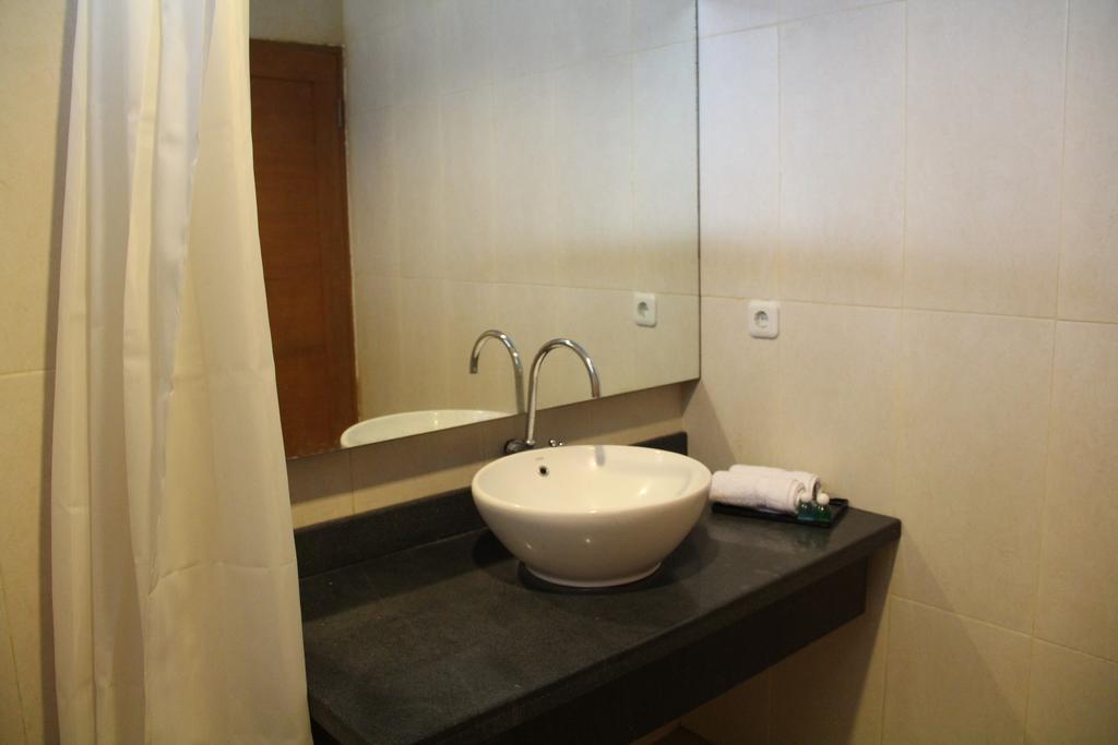 Kampoeng Nelayan Hotel Palu Phòng bức ảnh